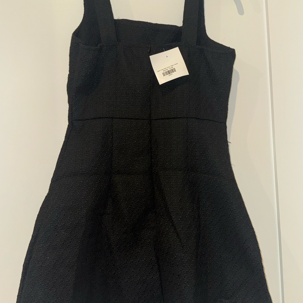 Elegant Black Sleeveless Dress - Picture 3 of 4